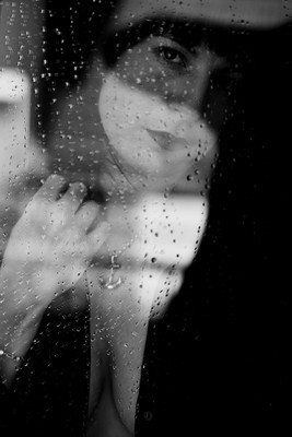 » #1/3 « / Fenster / Blog-Beitrag von <a href="https://strkng.com/de/fotograf/brophoto89/">Fotograf Brophoto89</a> / 08.02.2023 13:27 / Portrait / sensual,sensuality,braless,availablelight,indoor,blackandwhitephotography,blackandwhite,window,fenster