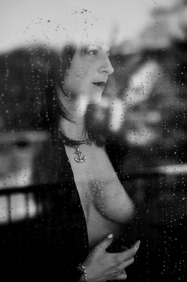 » #2/3 « / Fenster / Blog post by <a href="https://strkng.com/en/photographer/brophoto89/">Photographer Brophoto89</a> / 2023-02-08 13:27 / Portrait / sensual,sensuality,availablelight,indoor,melancholic,melancholy,braless,window,fenster,spiegelung