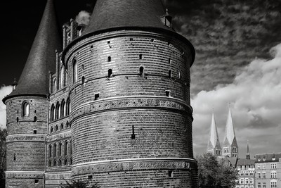 Holstentor und Türme der Marienkirche / Stadtlandschaften / Lübeck,Hanse,Backstein