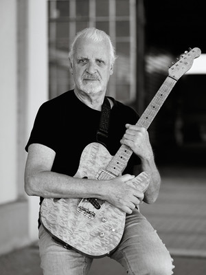 Porträt mit Gitarre / Portrait / studio,porträt,gitarre,musiker