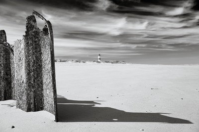 Der Strand mit List Ost im Hintergrund / Landscapes / schatten,shadow,strand,beach,wolken,clouds,leuchtturm,lighthouse