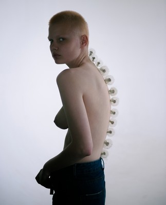 » #3/9 « / Dandelions / Blog-Beitrag von <a href="https://strkng.com/de/fotograf/yauhen+yerchak/">Fotograf Yauhen Yerchak</a> / 01.05.2023 23:11 / Nude