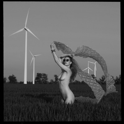 » #7/9 « / Windflügeln / Blog post by <a href="https://strkng.com/en/photographer/yauhen+yerchak/">Photographer Yauhen Yerchak</a> / 2023-06-27 02:06 / Nude