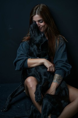 Du mit mir / Portrait / womanportrait,dog,black