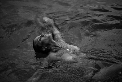 Ein Gefühl von Sommer / Nude / wasser,see,spüren,woman,tattoed