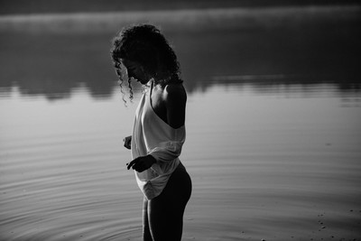 Julia in the lake 3 / Schwarz-weiss / model,shooting,lake,sea,beautiful,woman,blackandwhite,portrait,curly