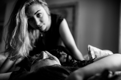 Kaija and Elli #6 / Menschen / blackandwhite,blackandwhiteportrait,shooting,girl,friends,together,bed,sensual,love