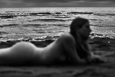 » #3/3 « / A day on the beach - Part1 / Blog post by <a href="https://strkng.com/en/photographer/federico+fiorenzani/">Photographer Federico Fiorenzani</a> / 2023-11-20 14:54 / Nude