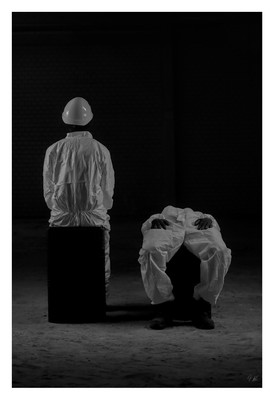 Two workers part 2 / Konzeptionell / schwarzweissfotografie,blackandwhitephotography,contrast,konzeptionell,conceptual,male