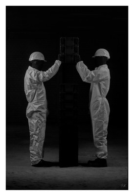 Two workers part 5 / Schwarz-weiss / man,male,blackandwhitephotography,contrast,conceptual