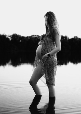 » #2/6 « / Maternity Photoshoot / Blog post by <a href="https://strkng.com/en/photographer/helio+hafen/">Photographer Helio Hafen</a> / 2024-07-01 14:14 / Fine Art