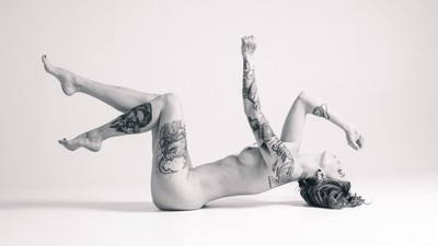 » #1/9 « / Nudes - so far / Blog-Beitrag von <a href="https://strkng.com/de/fotograf/uwe+trenkner/">Fotograf Uwe Trenkner</a> / 22.08.2024 23:20 / Nude / tattoo