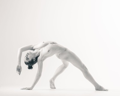 » #2/9 « / Nudes - so far / Blog post by <a href="https://strkng.com/en/photographer/uwe+trenkner/">Photographer Uwe Trenkner</a> / 2024-08-22 23:20 / Nude / high-key