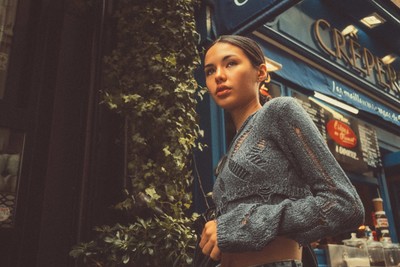 » #7/9 « / Vibey Stroll with Sara Gerber in Paris | For CHICLE MAG / Blog post by <a href="https://strkng.com/en/photographer/frederick+fairytale/">Photographer FREDERICK FAIRYTALE</a> / 2025-02-24 15:52 / Portrait / portrait,model,paris,streetstyle,editorial