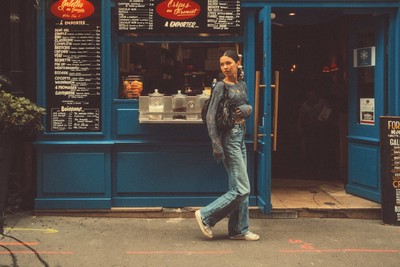 » #4/9 « / Vibey Stroll with Sara Gerber in Paris | For CHICLE MAG / Blog post by <a href="https://strkng.com/en/photographer/frederick+fairytale/">Photographer FREDERICK FAIRYTALE</a> / 2025-02-24 15:52 / Fine Art / fineart,editorial,paris,model