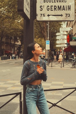 » #3/9 « / Vibey Stroll with Sara Gerber in Paris | For CHICLE MAG / Blog post by <a href="https://strkng.com/en/photographer/frederick+fairytale/">Photographer FREDERICK FAIRYTALE</a> / 2025-02-24 15:52 / Portrait / portrait_vision,paris,model,streetstyle,editorial