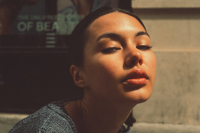 » #6/9 « / Vibey Stroll with Sara Gerber in Paris | For CHICLE MAG / Blog post by <a href="https://strkng.com/en/photographer/frederick+fairytale/">Photographer FREDERICK FAIRYTALE</a> / 2025-02-24 15:52 / Portrait / model,portrait,portraitphotography,fineart