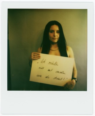 » #7/7 « / Starke Frauen - Polaroid Projekt / Feedback-Beitrag von <a href="https://strkng.com/de/fotograf/matthias+petz+-mp-kunst-/">Fotograf Matthias Petz (mp_kunst)</a> / 03.08.2023 14:10 / Menschen