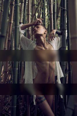 Irina in the bamboo grove / Nude  Fotografie von Fotograf J. Bongartz ★1 | STRKNG