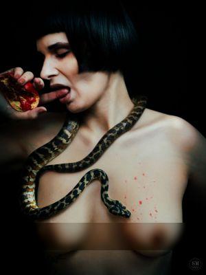 Snake / Nude  Fotografie von Fotograf Swen Muenstermann ★2 | STRKNG