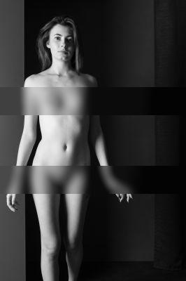 Schritt ins Licht / Nude  Fotografie von Fotograf Rainer Benz ★5 | STRKNG