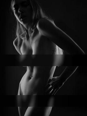 Chiaroscuro / Nude  photography by Photographer Alezu | STRKNG