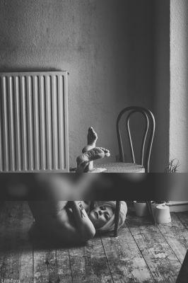 In my room. / Schwarz-weiss  Fotografie von Fotografin Lilith Terra ★22 | STRKNG