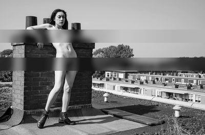 up on the roof / Nude  Fotografie von Fotograf Keith Brighouse | STRKNG