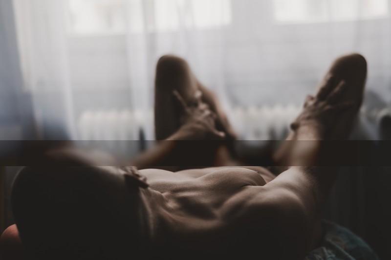 Ein sexy Mann vor Fenstern / Nude  Fotografie von Fotograf Reik Schubert ★2 | STRKNG