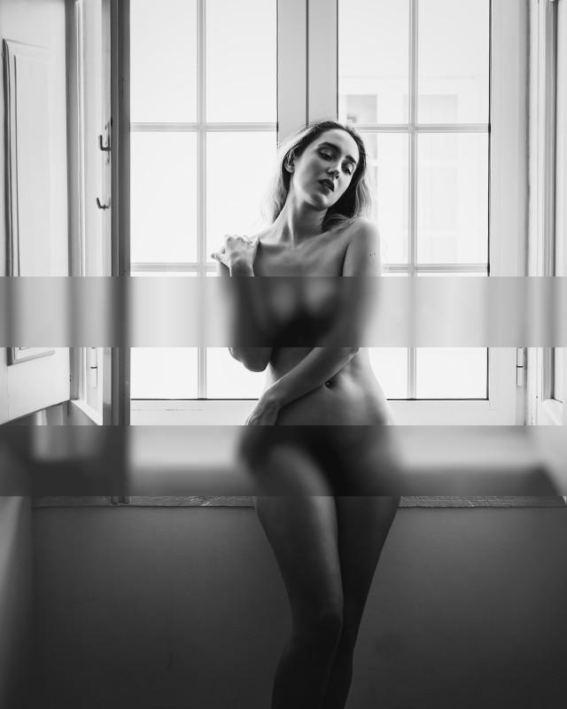 At the window / Nude  Fotografie von Fotograf Phil Raynaud ★5 | STRKNG