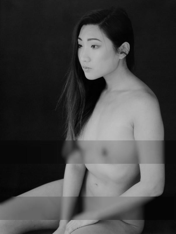 Minh-Ly sitting / Nude  photography by Model Minh-Ly ★18 | STRKNG