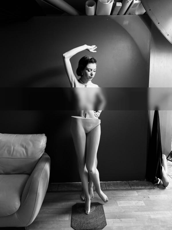 1/2 mannequin / Schwarz-weiss  Fotografie von Fotograf Ian Ross Pettigrew ★4 | STRKNG