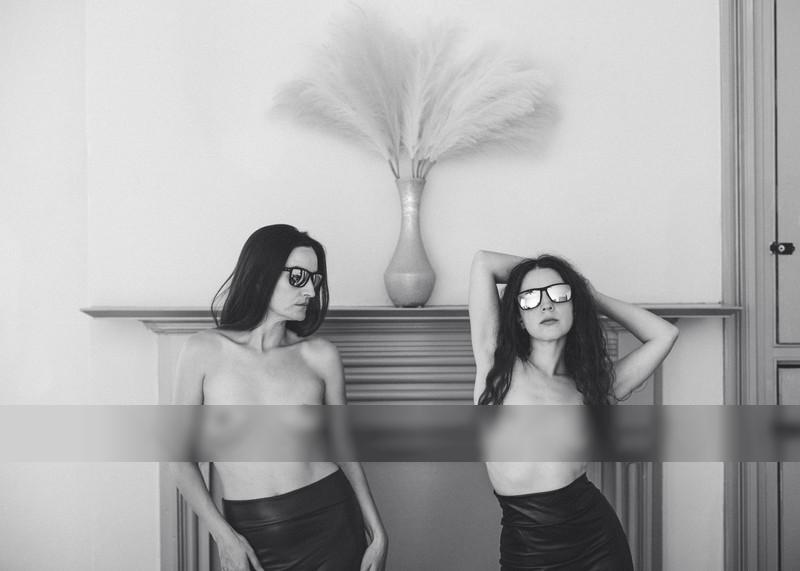 Friend / Schwarz-weiss  Fotografie von Fotograf Santo Martinez ★2 | STRKNG