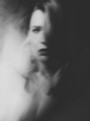 A Soft Howl / Schwarz-weiss  Fotografie von Model Miss Souls ★76 | STRKNG