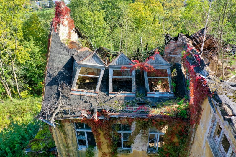 Fortgeschrittener Verfall im Herbstgewand in den Heilstätten - &copy; Bolli Hotshots | Lost places