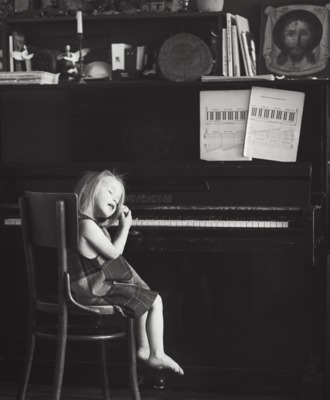 Anna is listening Joni Mitchell / Portrait  Fotografie von Fotografin Lena ★9 | STRKNG