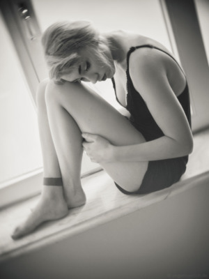 Waiting / Schwarz-weiss  Fotografie von Model Madame Wallace ★5 | STRKNG