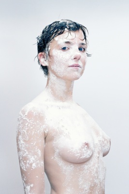 Lotta Flour Portrait 2 / Nude  Fotografie von Fotograf Hannes Trapp ★1 | STRKNG