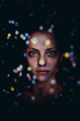 Konfetti / Portrait  Fotografie von Model Sandra Löwenherz ★46 | STRKNG