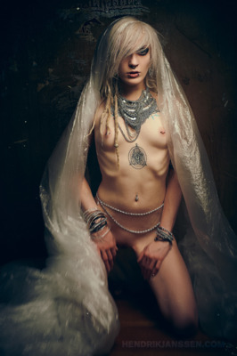 Queen For A Day / Nude  Fotografie von Fotograf Hendrik ★51 | STRKNG