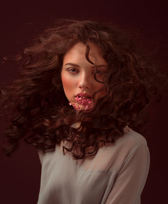 Isabel / Portrait  photography by Photographer Hartmut Nörenberg ★2 | STRKNG