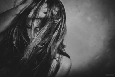 more and more / Schwarz-weiss  Fotografie von Model KathaStrophe ★22 | STRKNG