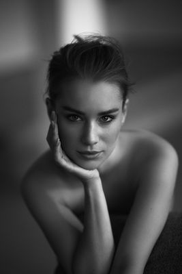 Paulina / Portrait  photography by Photographer Thomas Ruppel ★25 | STRKNG