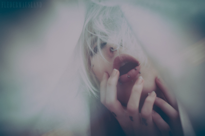 Closer / Portrait  photography by Model Triz Täss ★38 | STRKNG