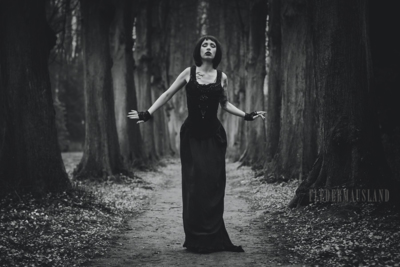 My Lost Lenore / Schwarz-weiss  Fotografie von Model Triz Täss ★38 | STRKNG