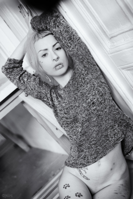 Schwarz-weiss  Fotografie von Model Triz Täss ★38 | STRKNG