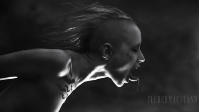 END / Schwarz-weiss  Fotografie von Model Triz Täss ★38 | STRKNG