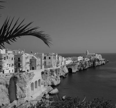 Vieste, Gargano, Italy / Street  Fotografie von Fotograf Peter Fernau | STRKNG