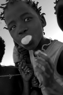 chewing gum / Schwarz-weiss  Fotografie von Fotograf Schoo Flemming ★3 | STRKNG