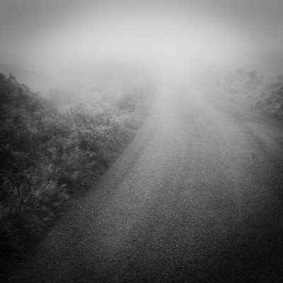 distance disappearing / Schwarz-weiss  Fotografie von Fotografin Manja Peeters ★2 | STRKNG